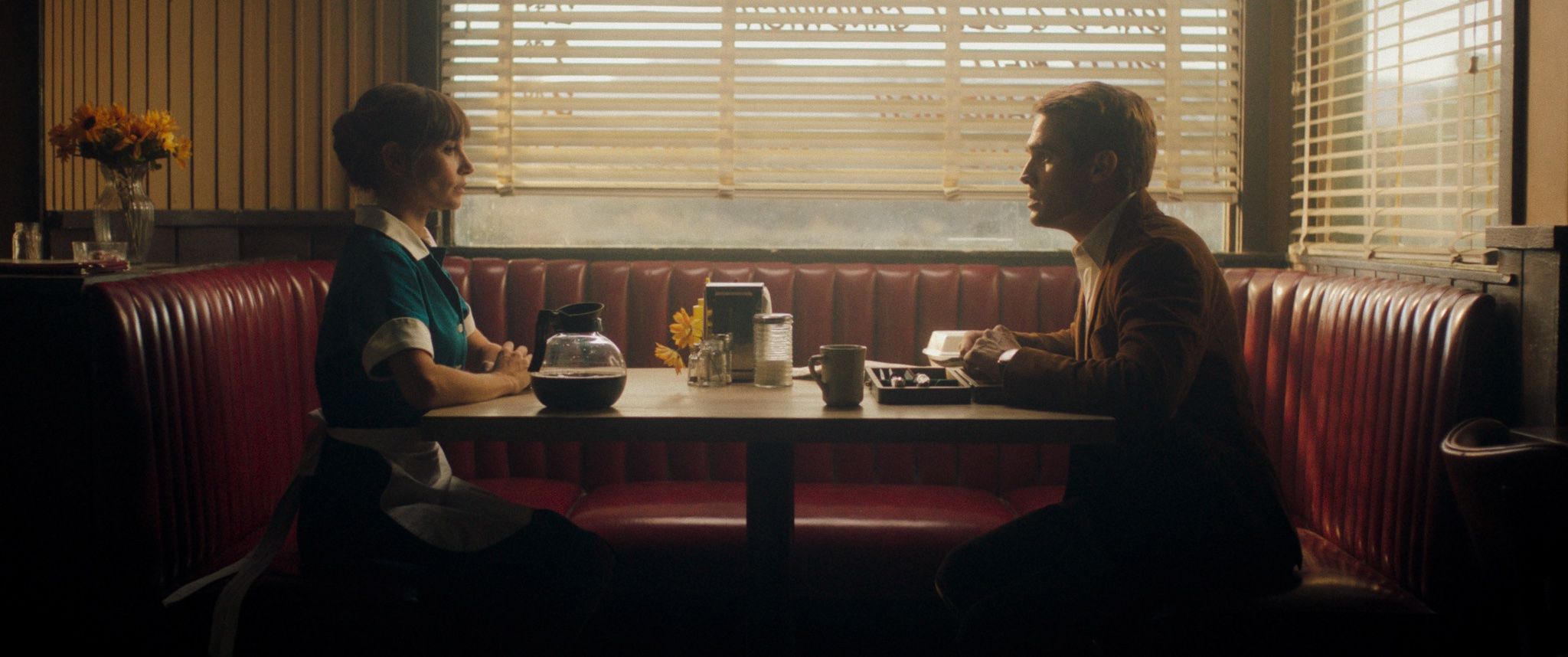 Un homme et une femme dans un dinning room des années 80