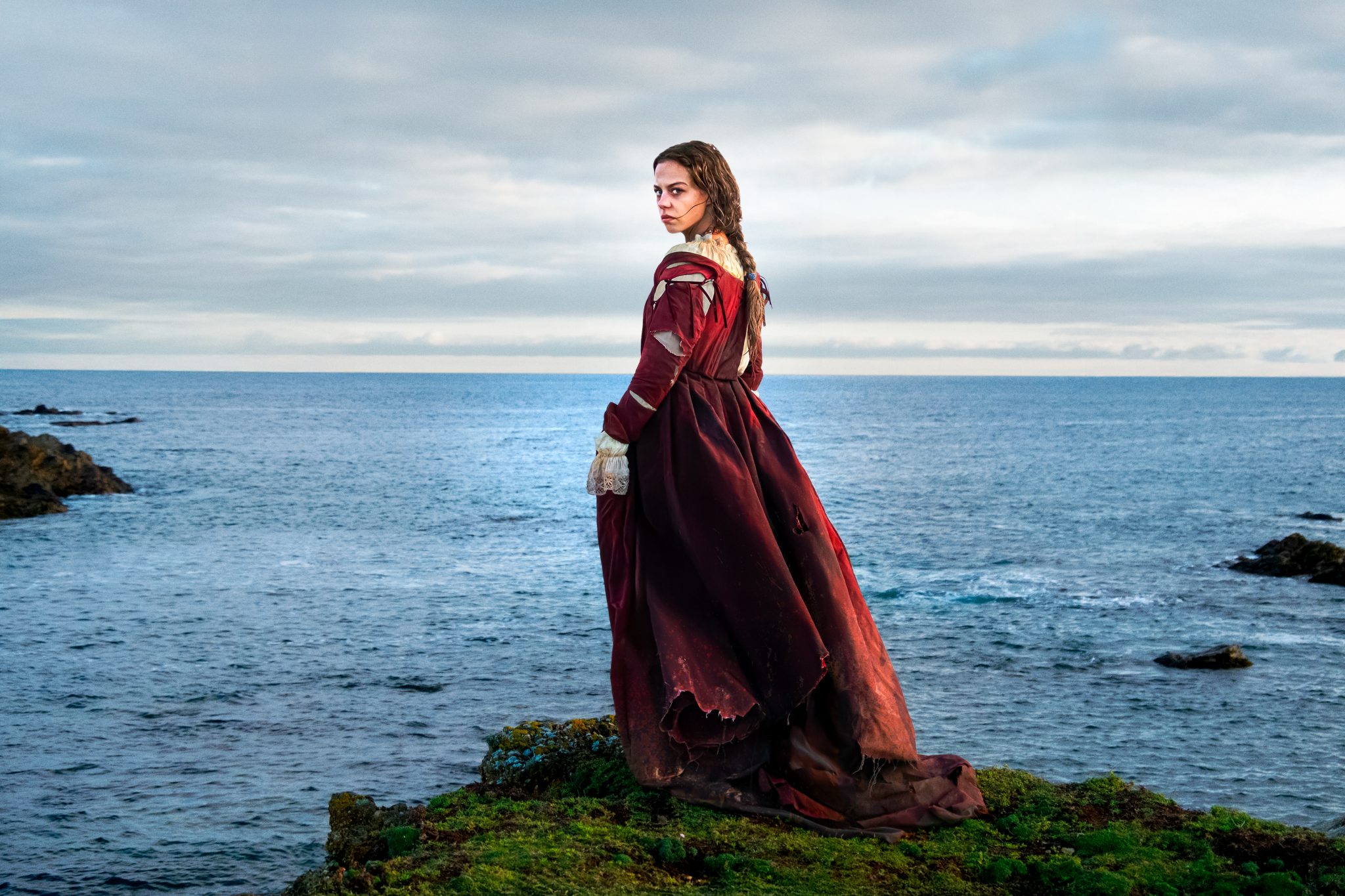 femme sur un rocher, salomé dewaels, regard défiant